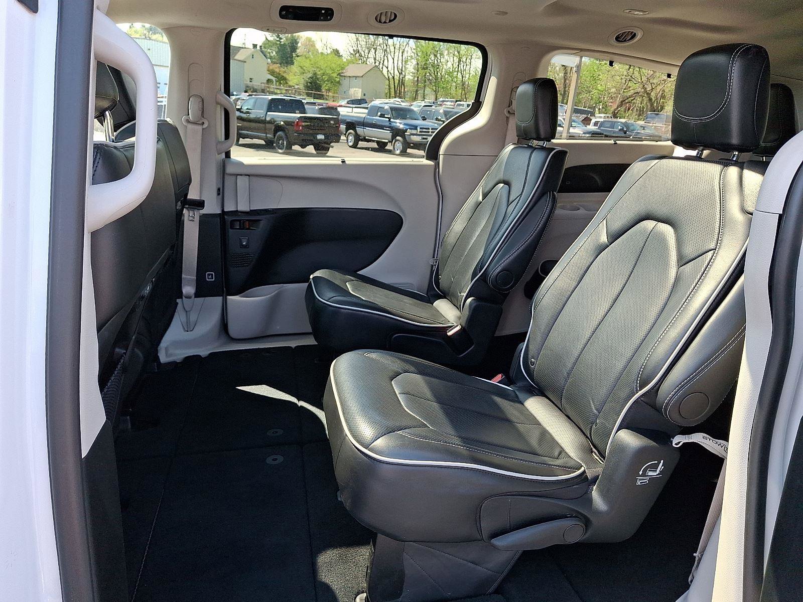 Certified 2024 Chrysler Pacifica Limited FWD image 10