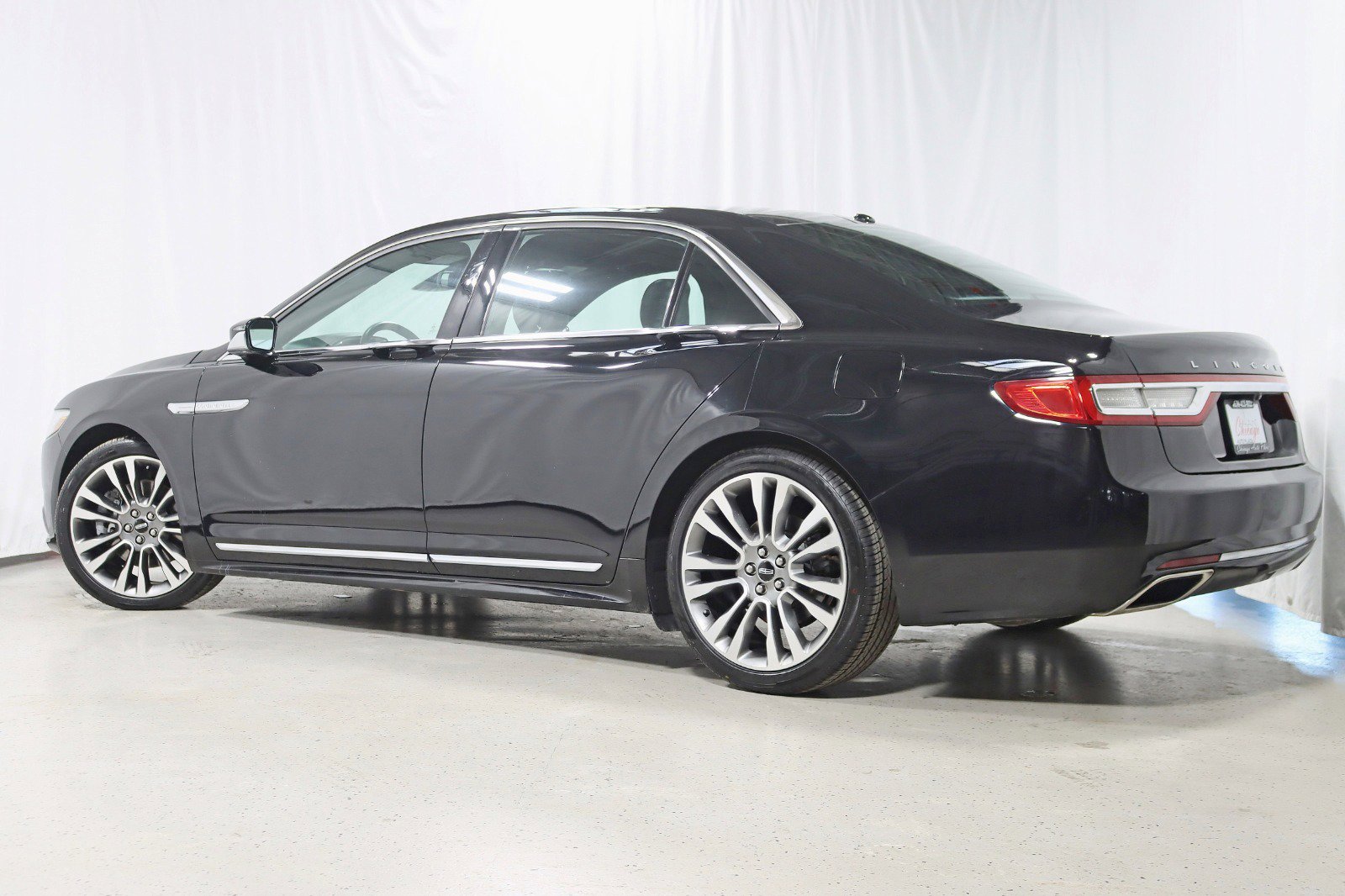 Used 2017 Lincoln Continental Select w/ Climate Package AWD/4WD image 9