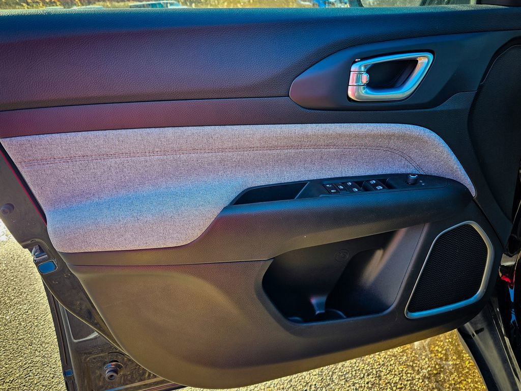 Used 2024 Jeep Compass Latitude image 9