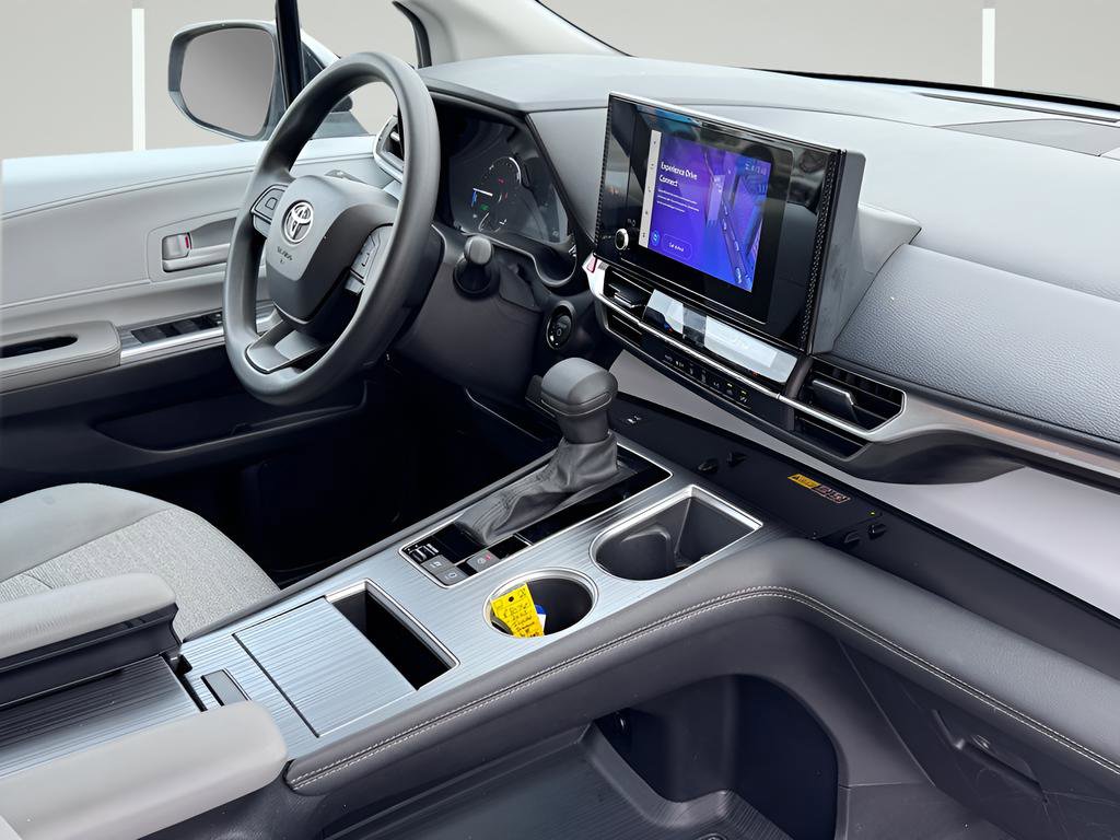 Used 2025 Toyota Sienna LE FWD image 6