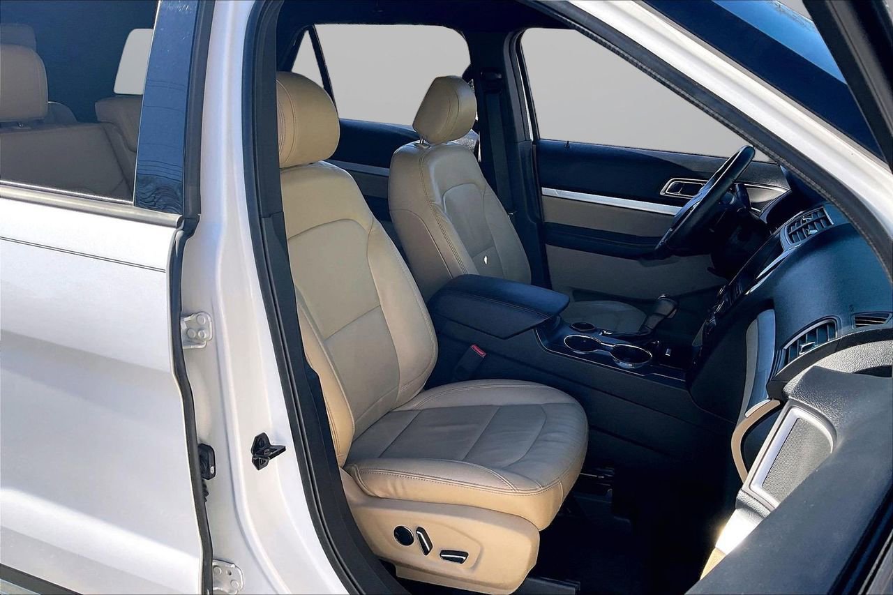 Used 2017 Ford Explorer XLT w/ Equipment Group 202A image 24