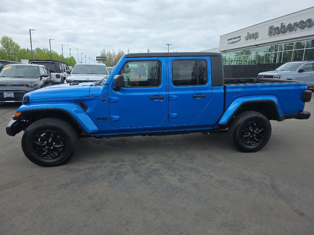Certified 2022 Jeep Gladiator Sport AWD/4WD image 2