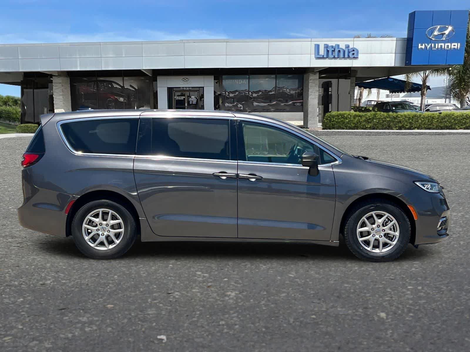 Used 2023 Chrysler Pacifica Touring-L FWD image 9