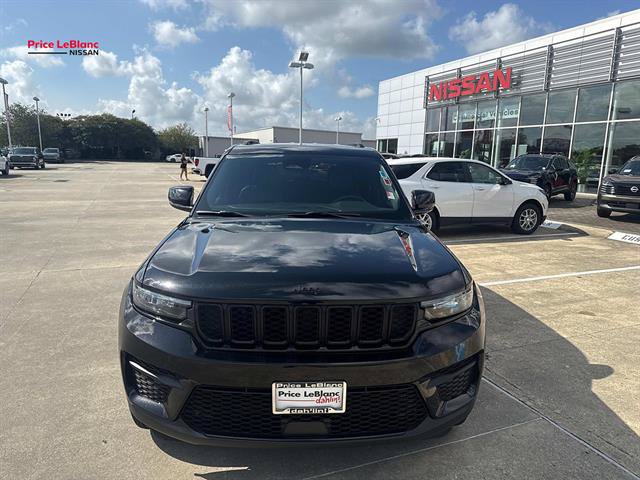Used 2025 Jeep Grand Cherokee Altitude AWD/4WD image 2