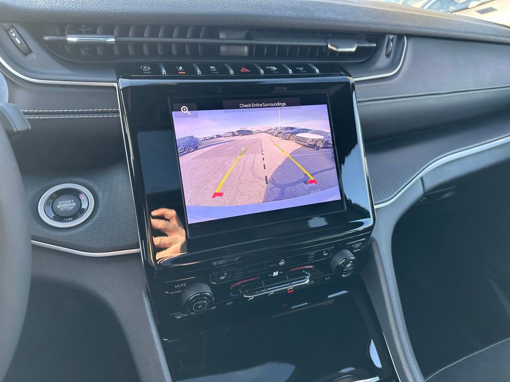 Used 2023 Jeep Grand Cherokee L Laredo image 26