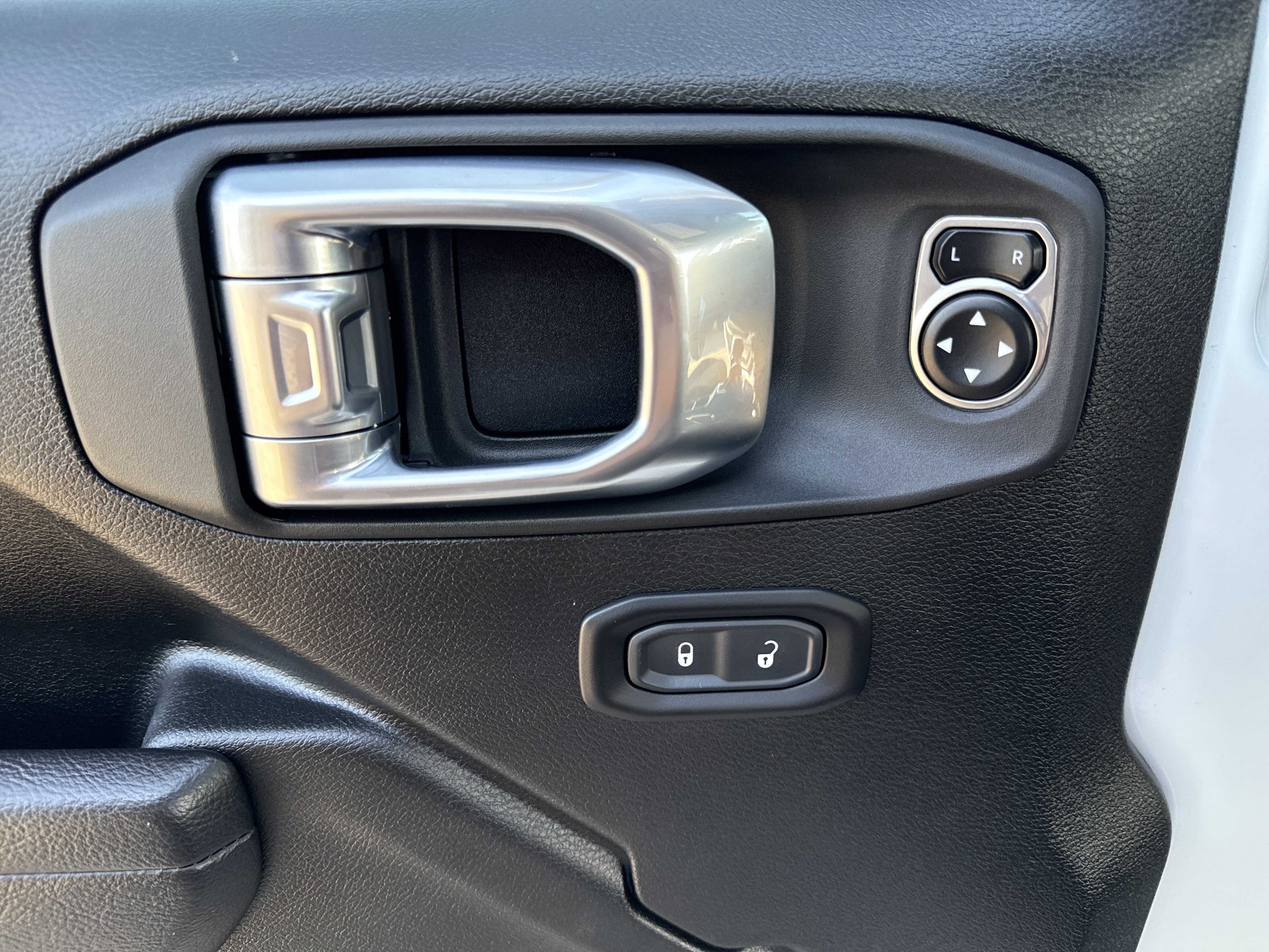 Used 2024 Jeep Gladiator Mojave w/ Safety Group image 16