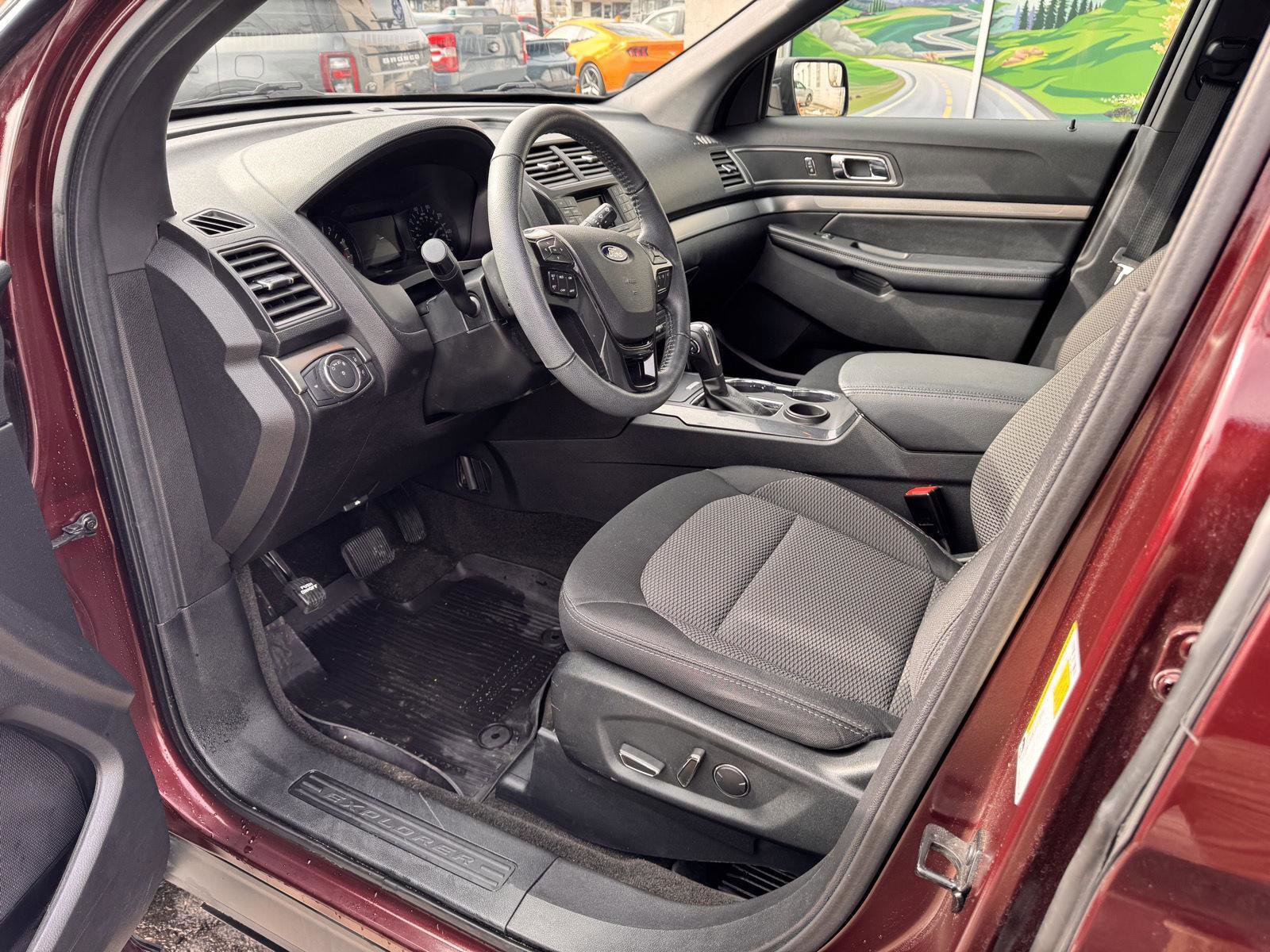 Used 2018 Ford Explorer XLT image 8
