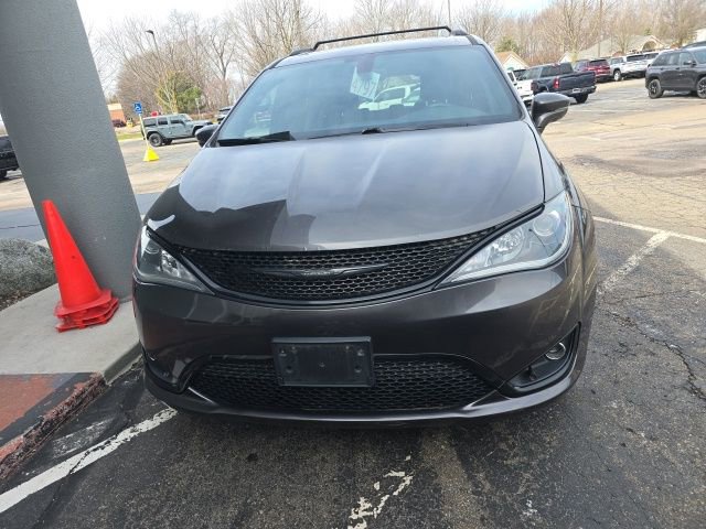 Used 2018 Chrysler Pacifica Limited w/ S Appearance Package image 2