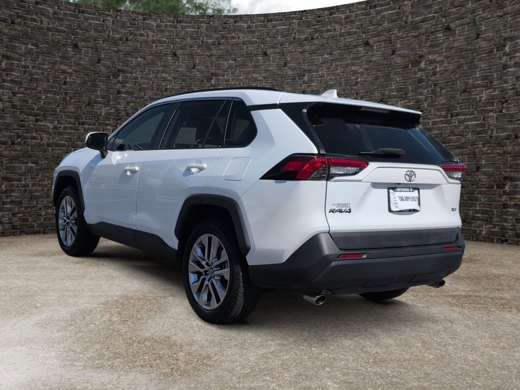 Used 2019 Toyota RAV4 XLE Premium FWD image 5