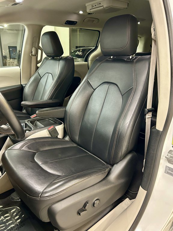 Used 2017 Chrysler Pacifica Touring-L w/ Tire & Wheel Group image 14