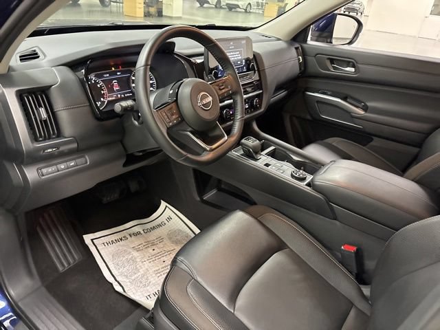 Used 2023 Nissan Pathfinder SL AWD/4WD image 17