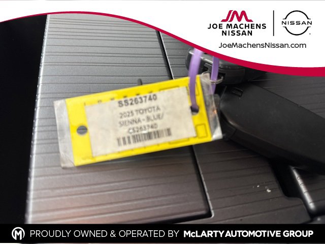 Used 2025 Toyota Sienna LE image 31