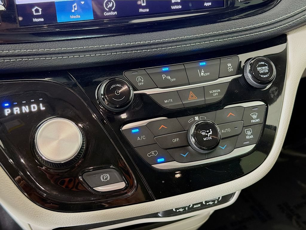Used 2023 Chrysler Pacifica Touring-L AWD/4WD image 38