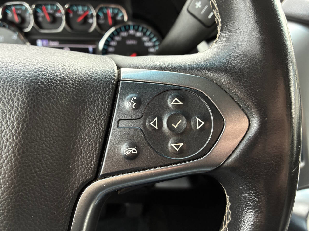 Used 2015 Chevrolet Suburban LT w/ Luxury Package AWD/4WD image 25