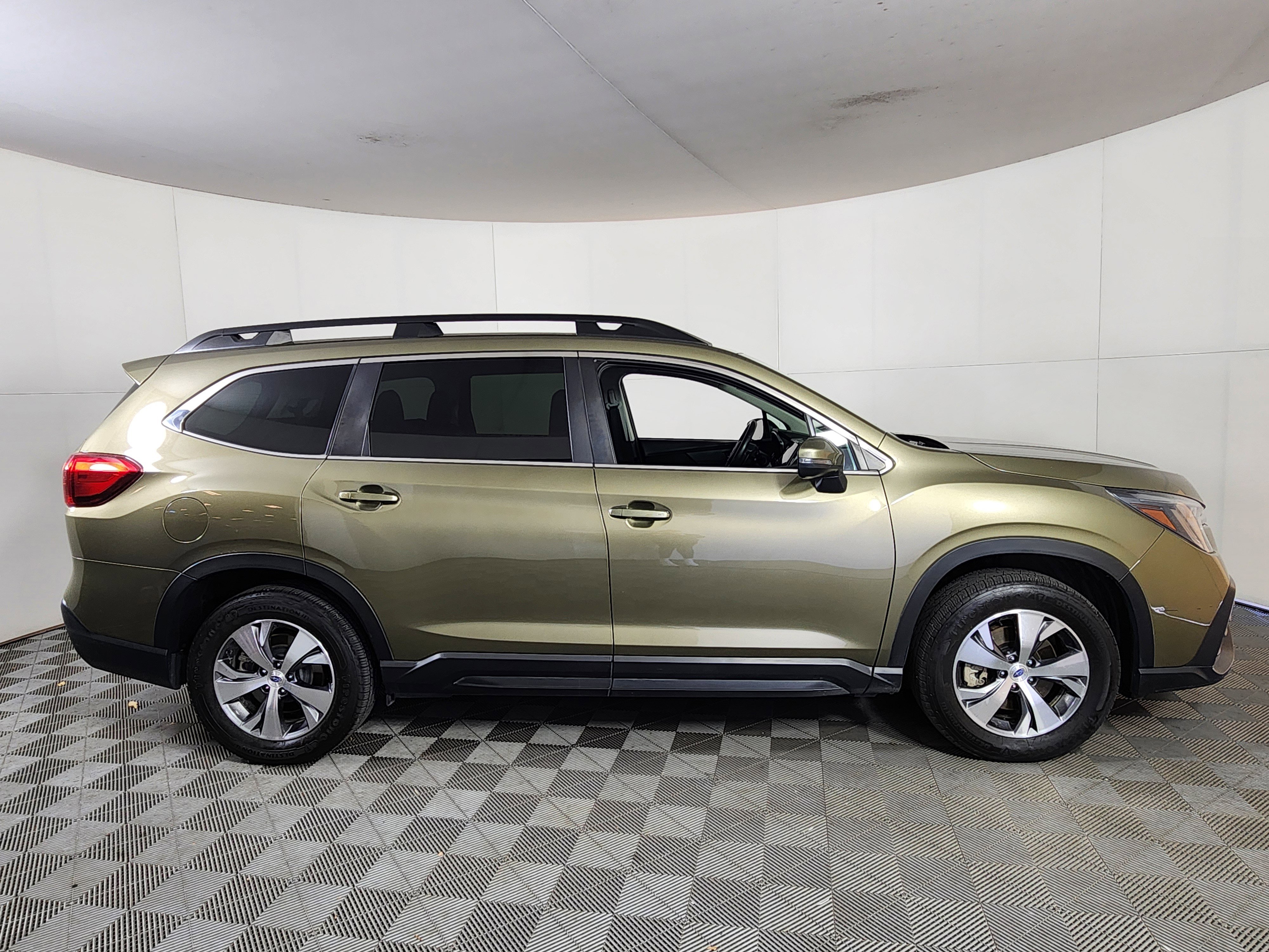 Used 2023 Subaru Ascent Premium w/ Convenience Package image 8