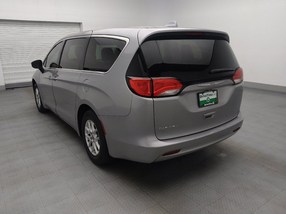Used 2017 Chrysler Pacifica Touring FWD image 5