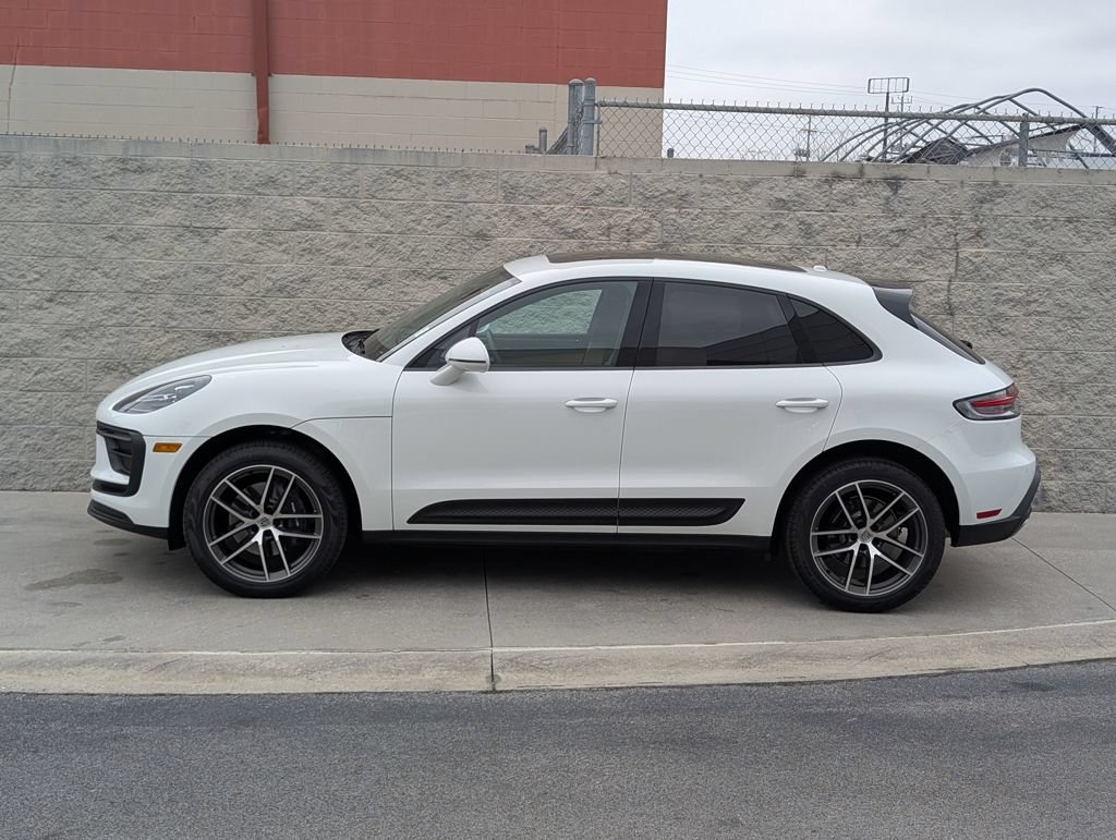 Certified 2025 Porsche Macan AWD/4WD image 2