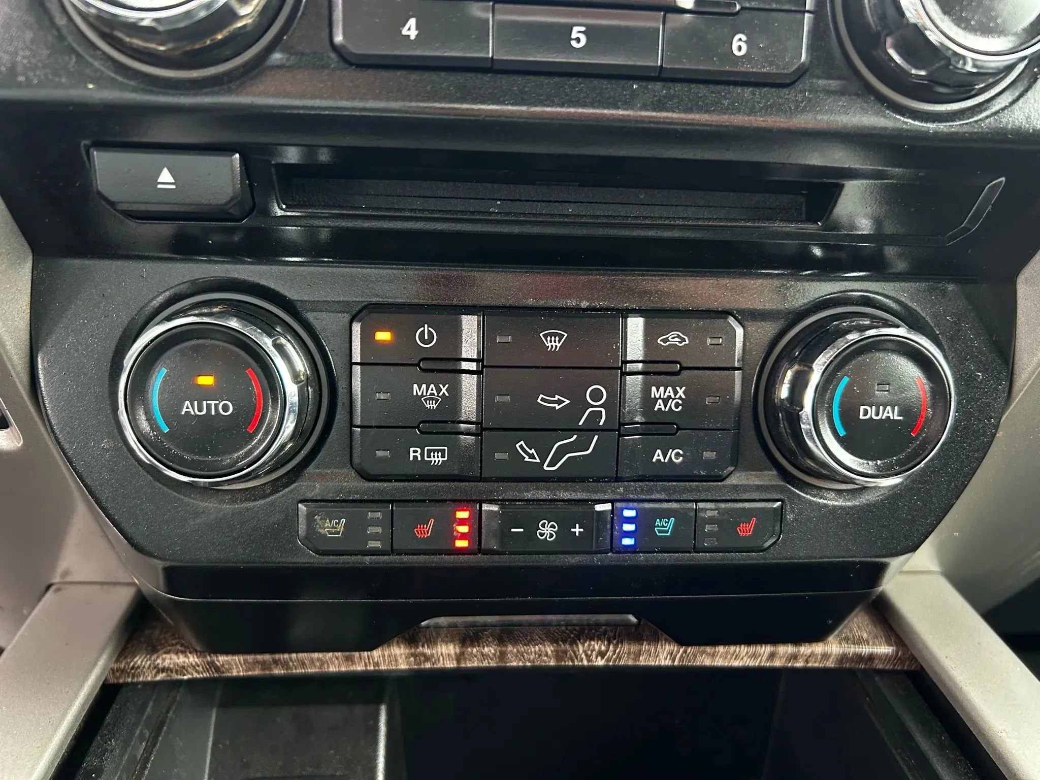 Used 2017 Ford F350 Lariat w/ Chrome Package image 30