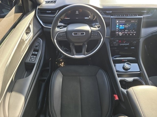 Used 2025 Jeep Grand Cherokee L Altitude image 4