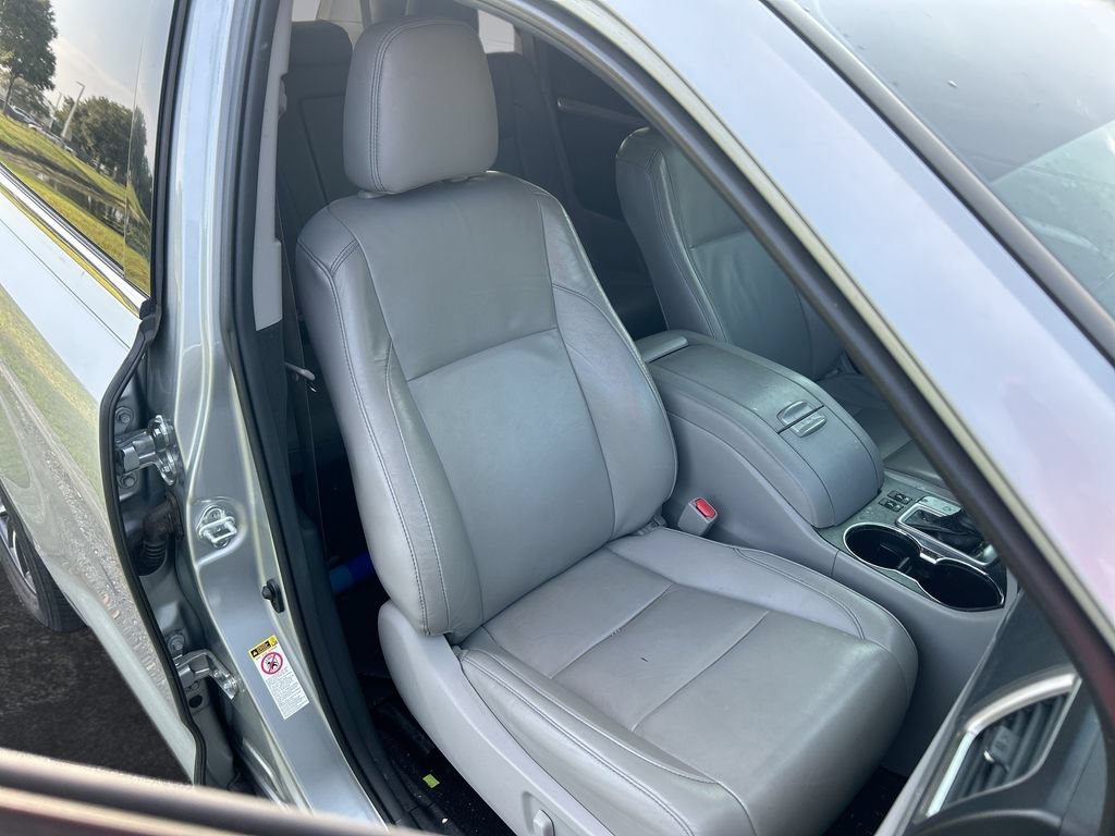 Used 2019 Toyota Highlander XLE FWD image 32