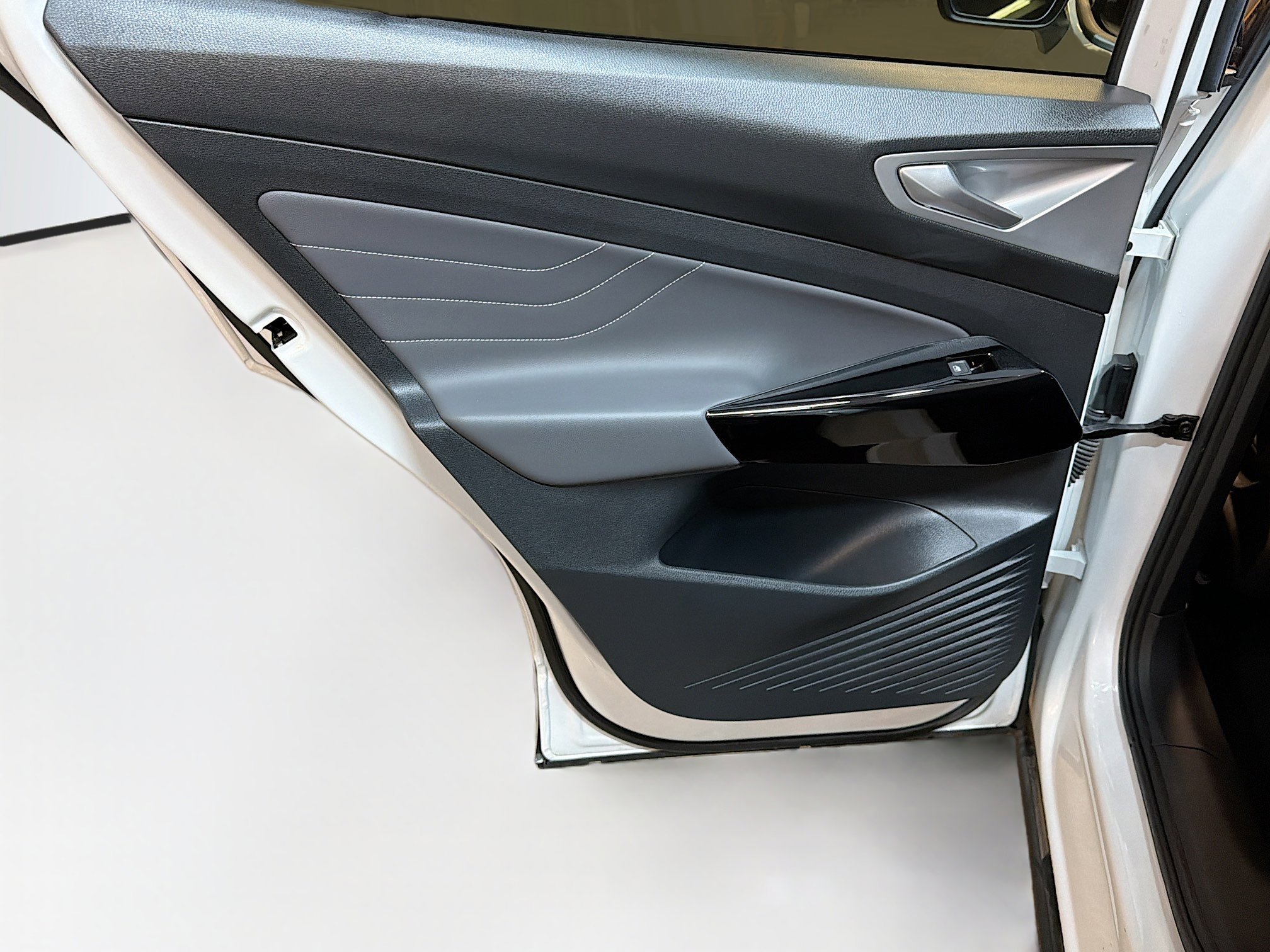 Used 2023 Volkswagen ID.4 Pro S Plus image 26