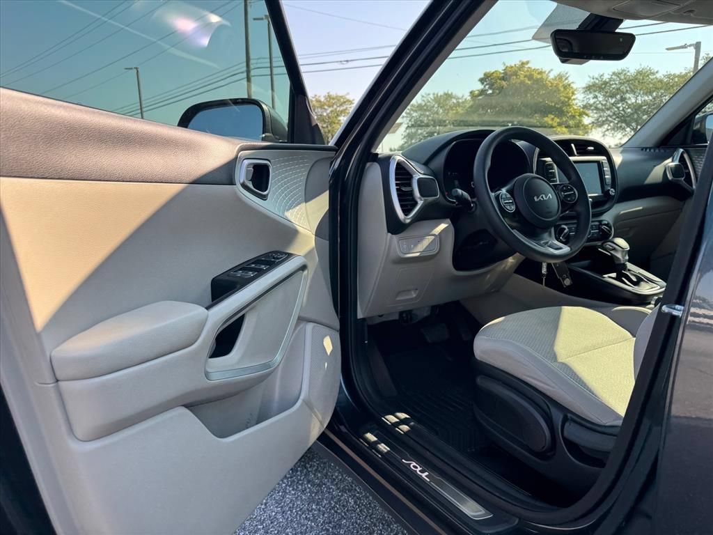 Certified 2025 Kia Soul LX FWD image 13