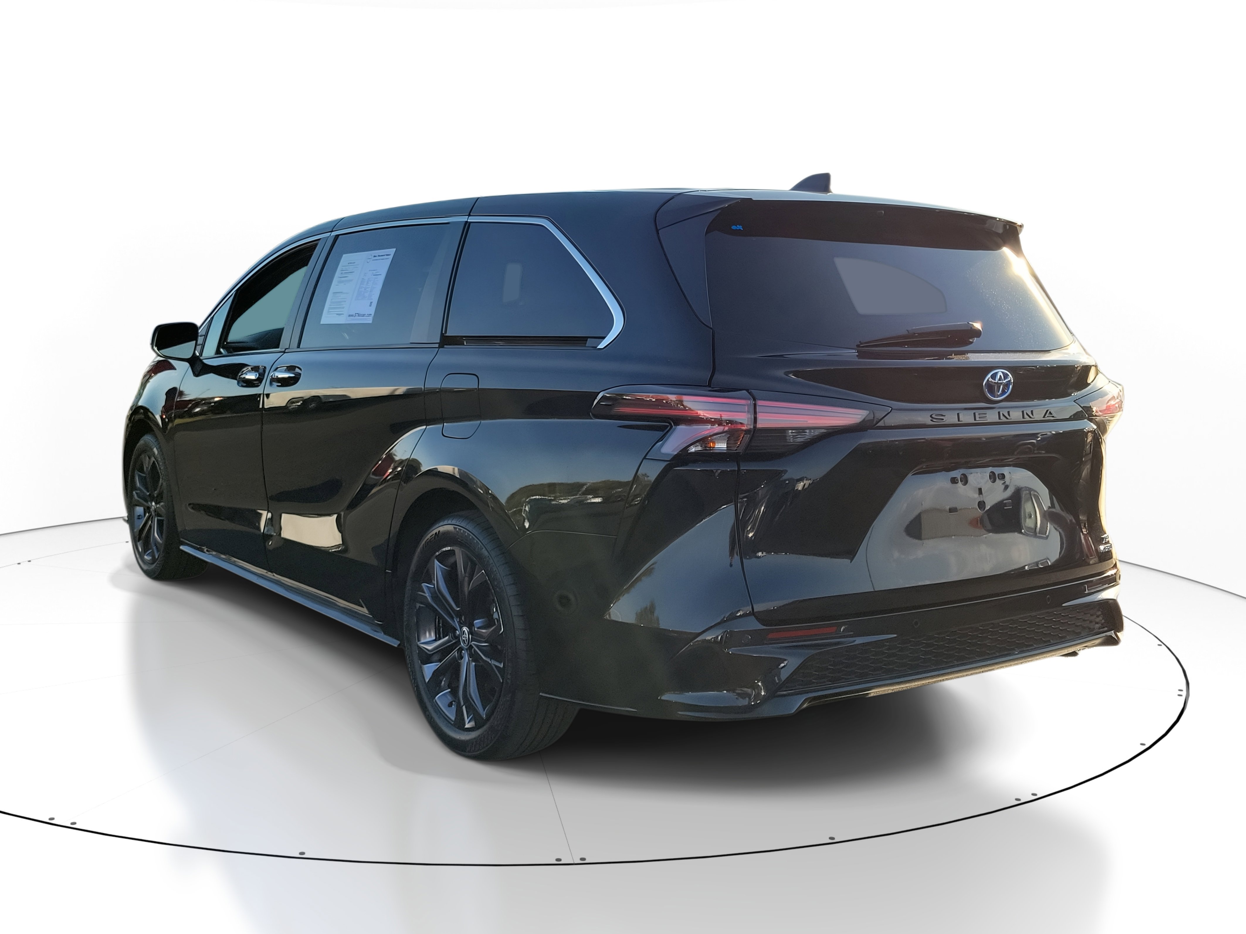 Used 2023 Toyota Sienna XSE image 3