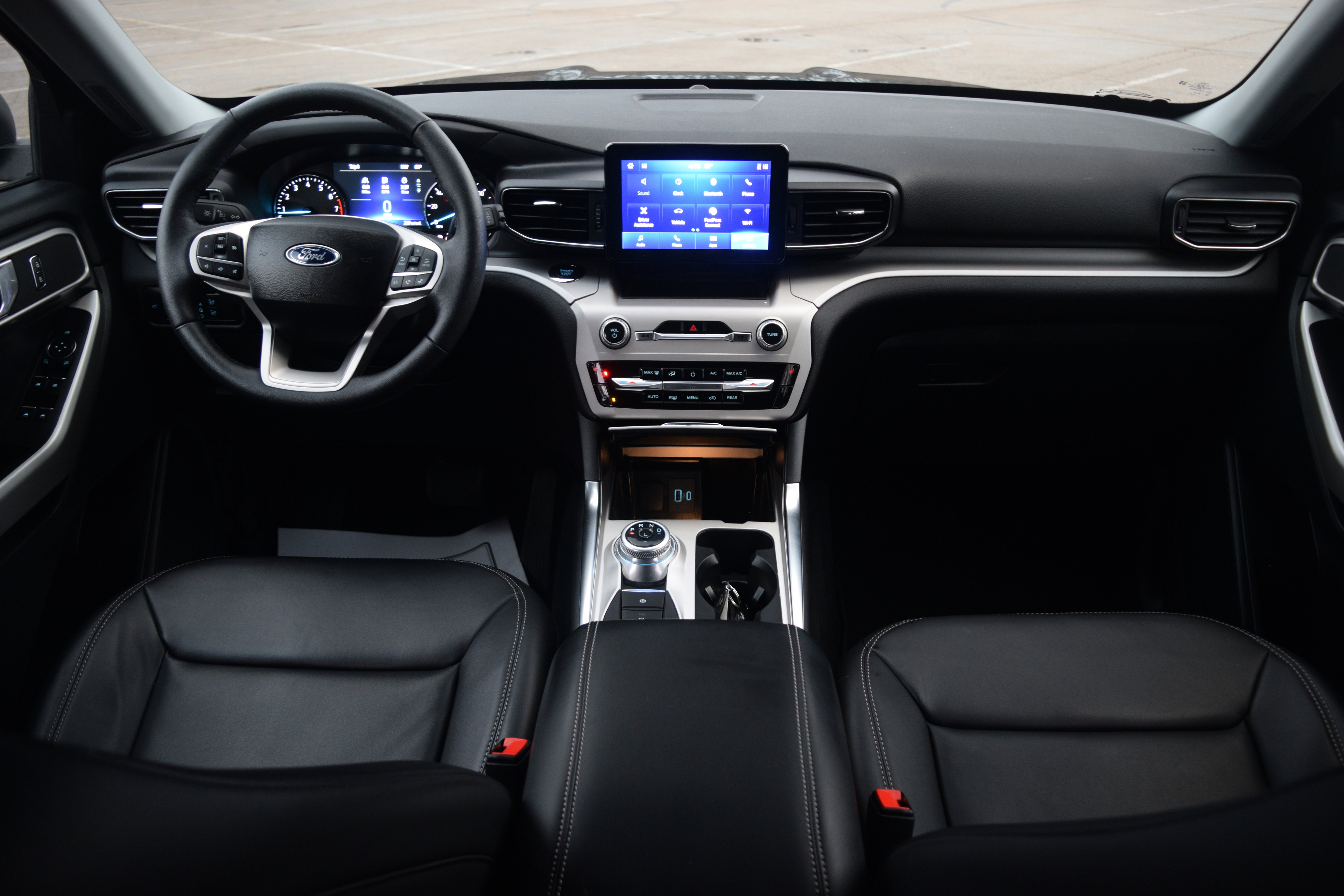 Used 2023 Ford Explorer XLT w/ Equipment Group 202A image 8