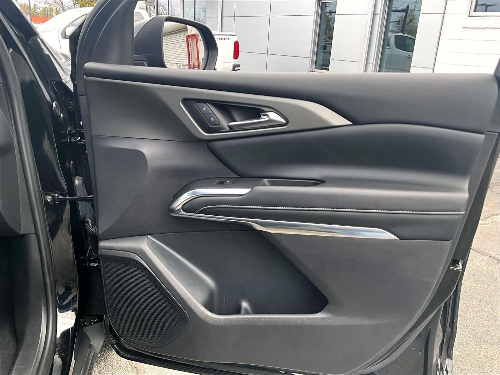 Used 2025 Chevrolet Traverse LT AWD/4WD image 12