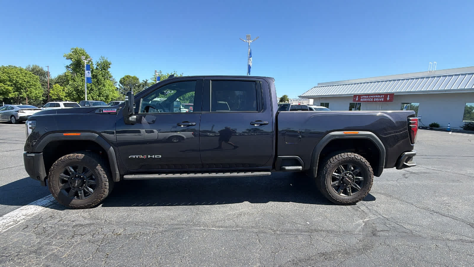 Used 2024 GMC Sierra 2500 AT4 w/ AT4 Premium Plus Package AWD/4WD image 8