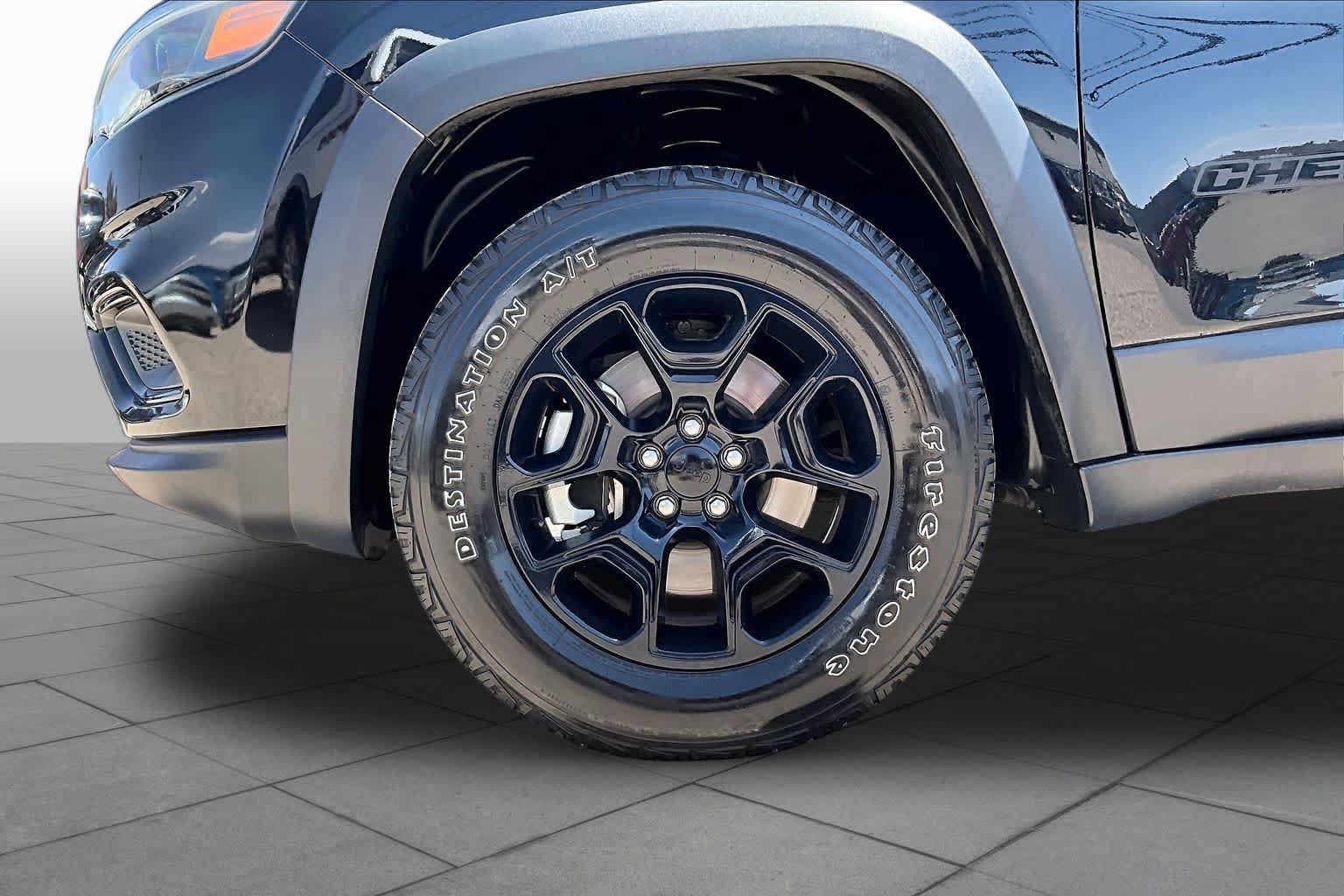 Used 2022 Jeep Cherokee Latitude AWD/4WD image 8