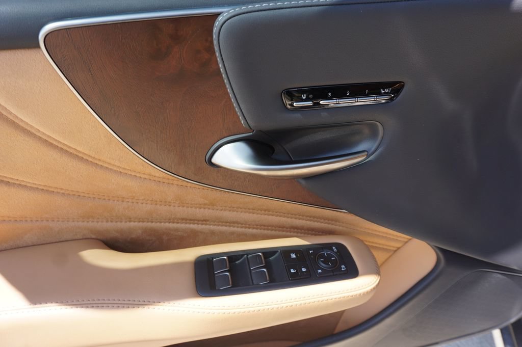Used 2024 Lexus LS 500 RWD image 4