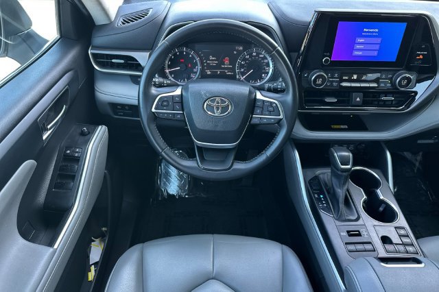 Used 2023 Toyota Highlander XLE AWD/4WD image 16