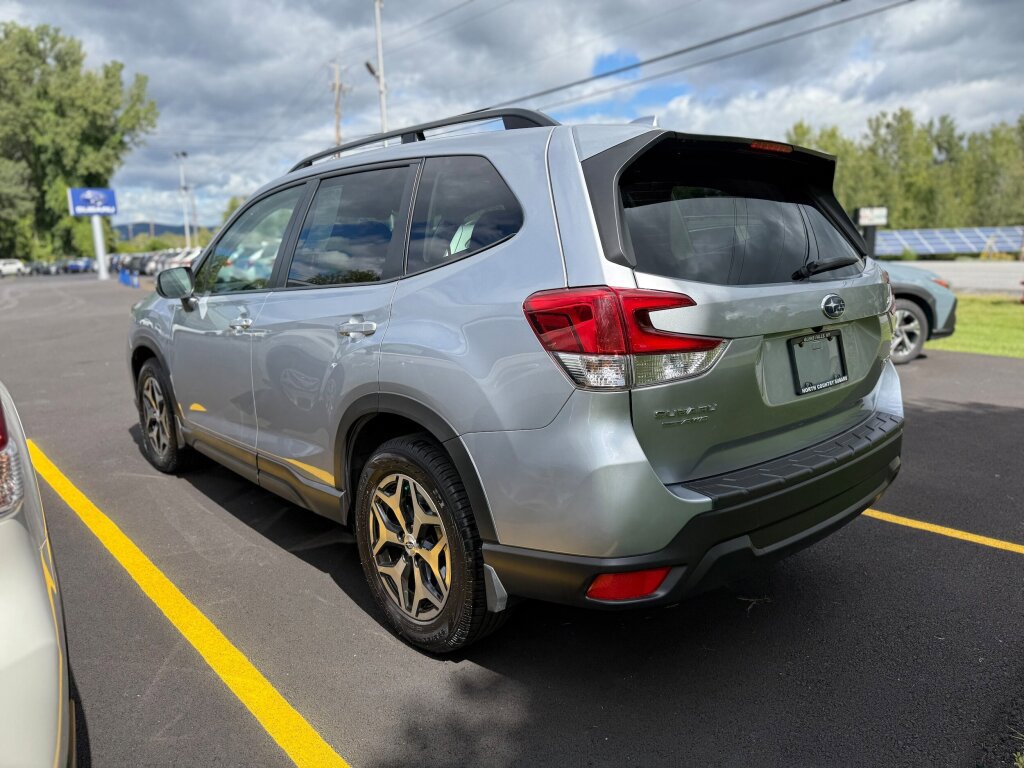 Used 2020 Subaru Forester Premium image 8