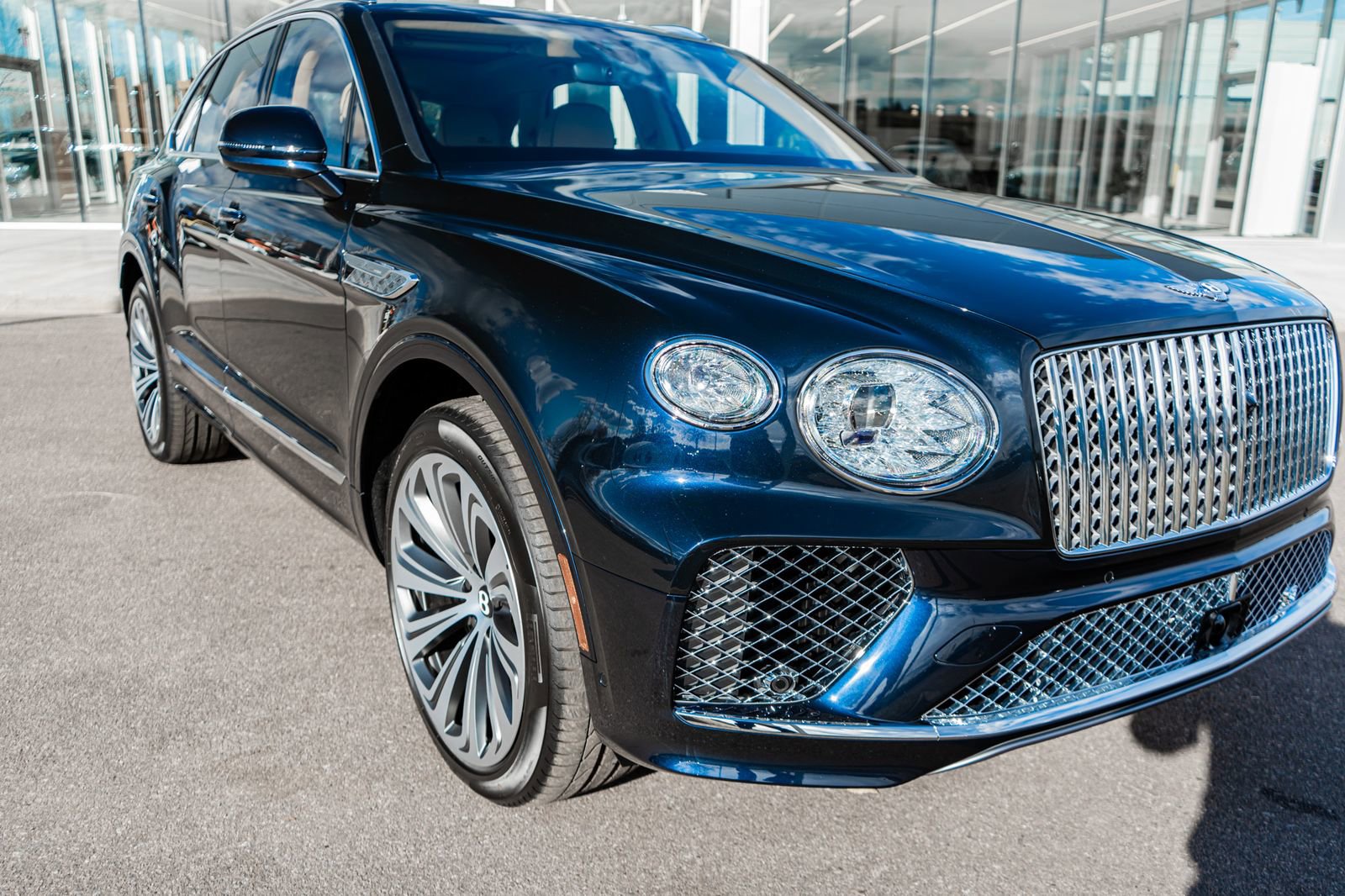 Used 2025 Bentley Bentayga image 17