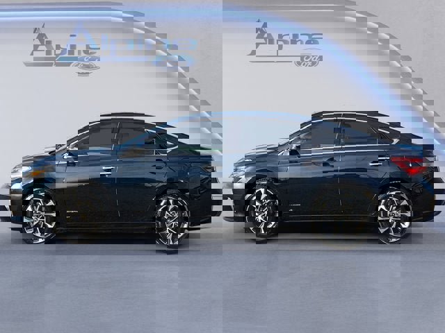 Used 2017 Toyota Avalon XLE Plus image 2