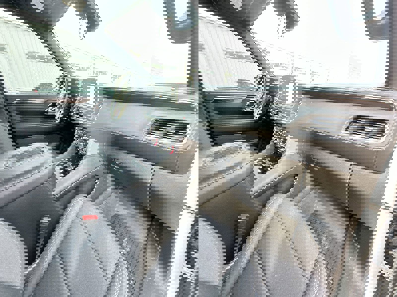 Used 2024 GMC Yukon XL SLE w/ Gmc Pro Safety Plus Package image 29