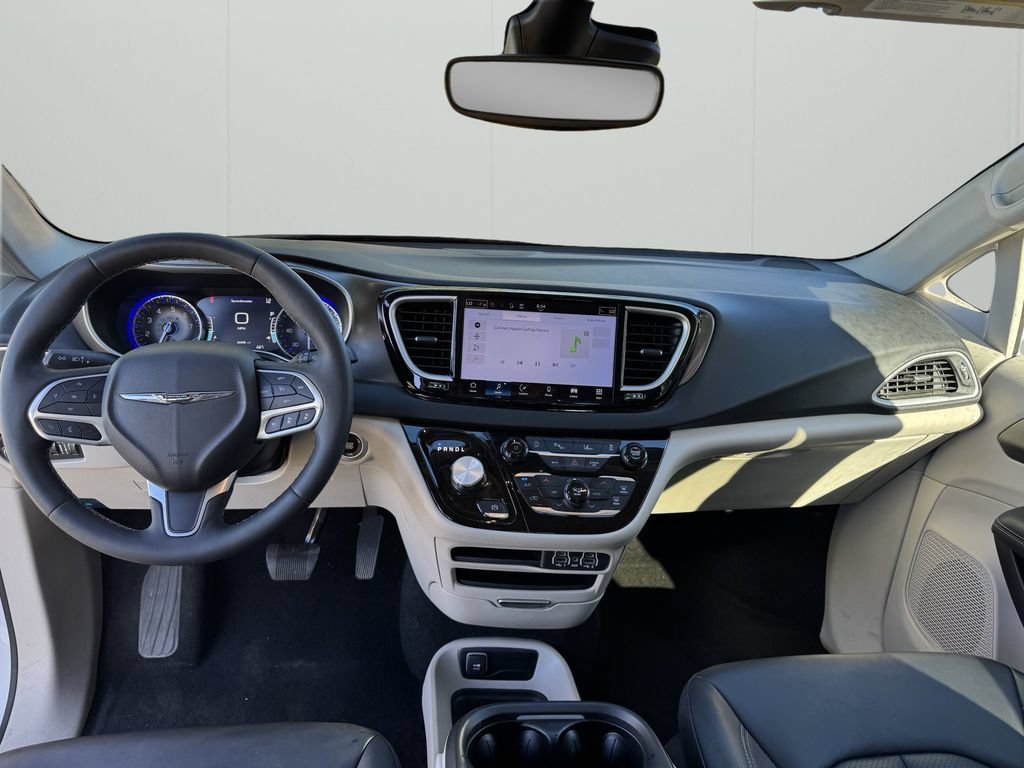 Used 2024 Chrysler Pacifica Touring-L FWD image 11