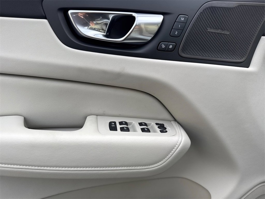 New 2026 Volvo XC60 T8 Ultra w/ Protection Package Premier image 10