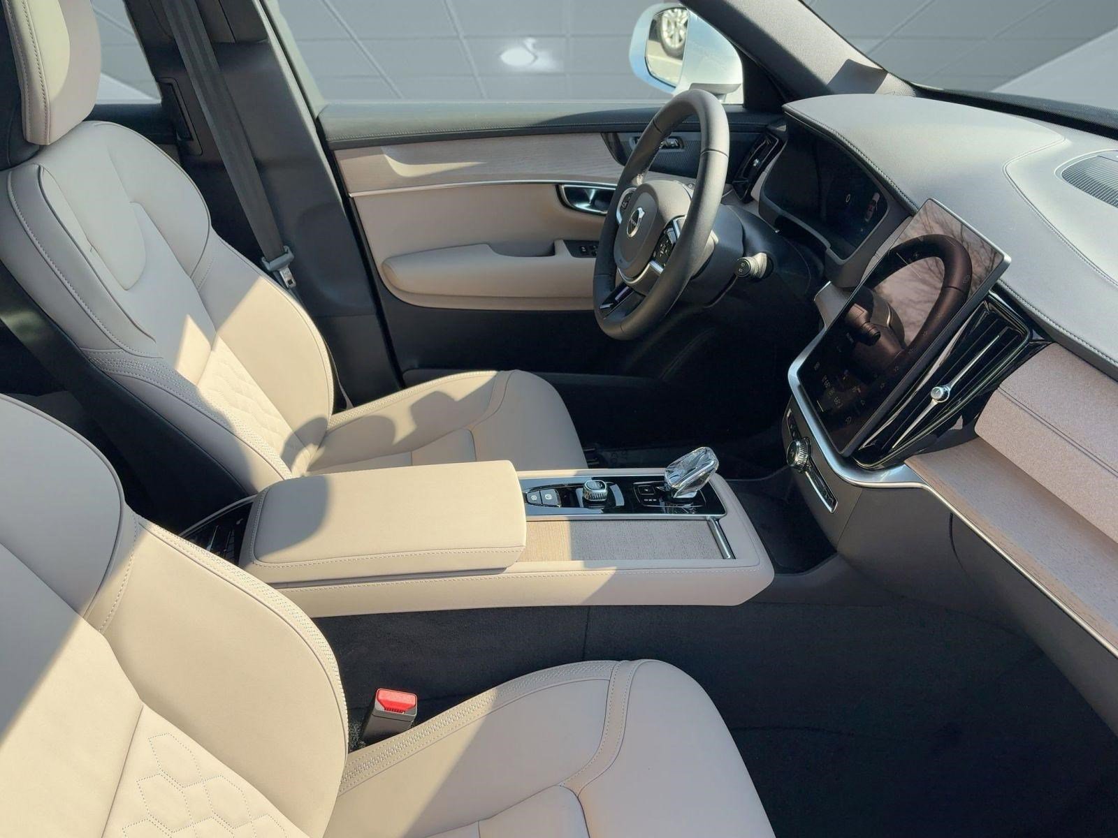 New 2026 Volvo XC90 T8 Plus w/ Protection Package Premier image 30