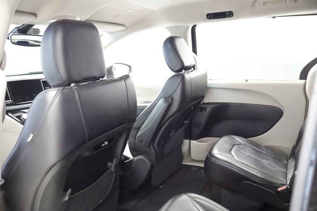 Certified 2023 Chrysler Pacifica Touring-L FWD image 19