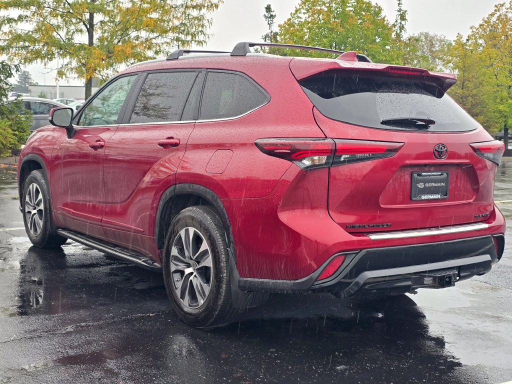 Used 2024 Toyota Highlander XLE AWD/4WD image 5