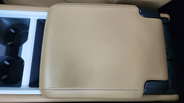 Used 2025 Land Rover Defender 90 X-Dynamic SE image 46