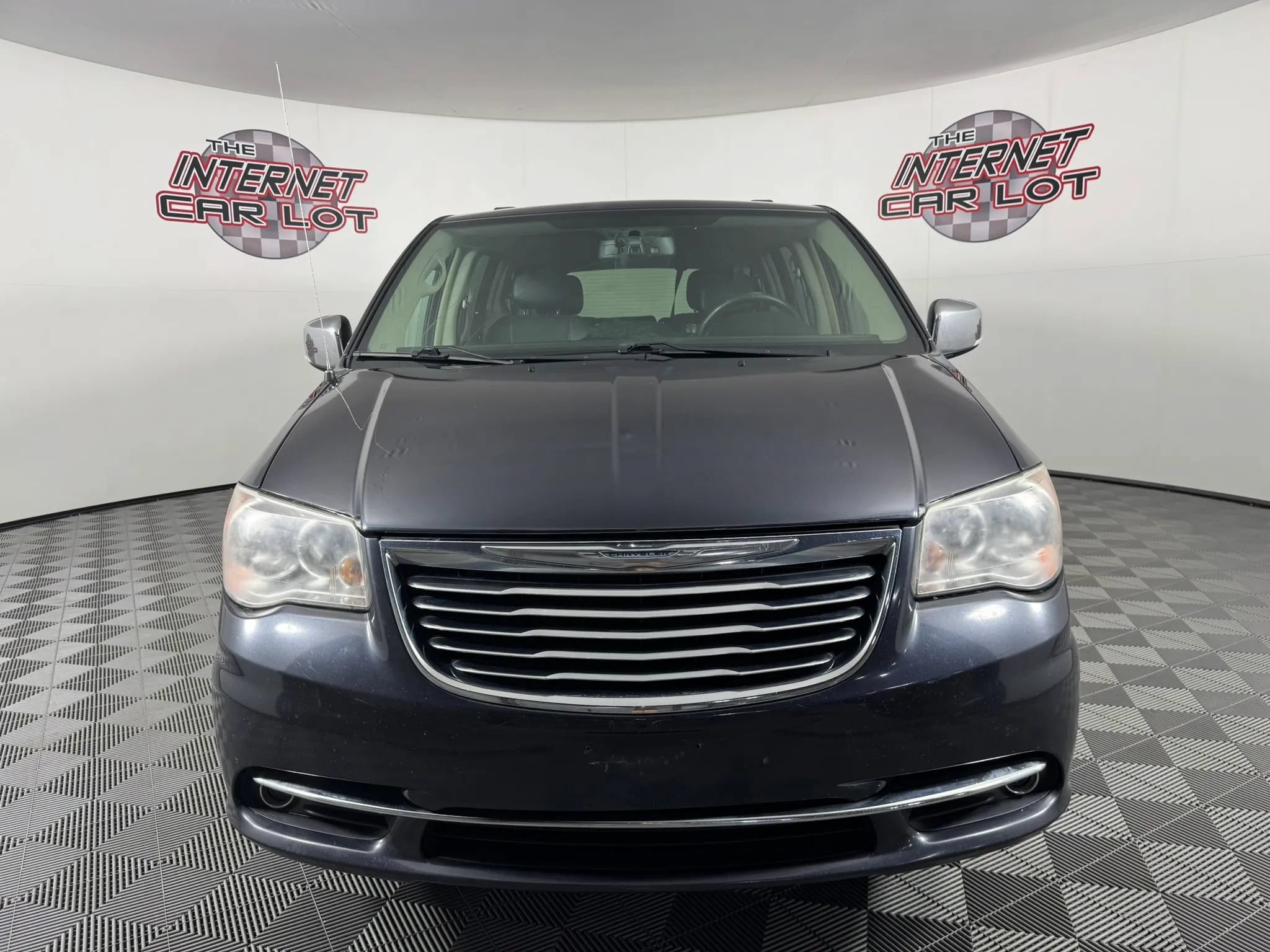 Used 2014 Chrysler Town & Country Touring-L w/ Driver Convenience Group FWD image 2
