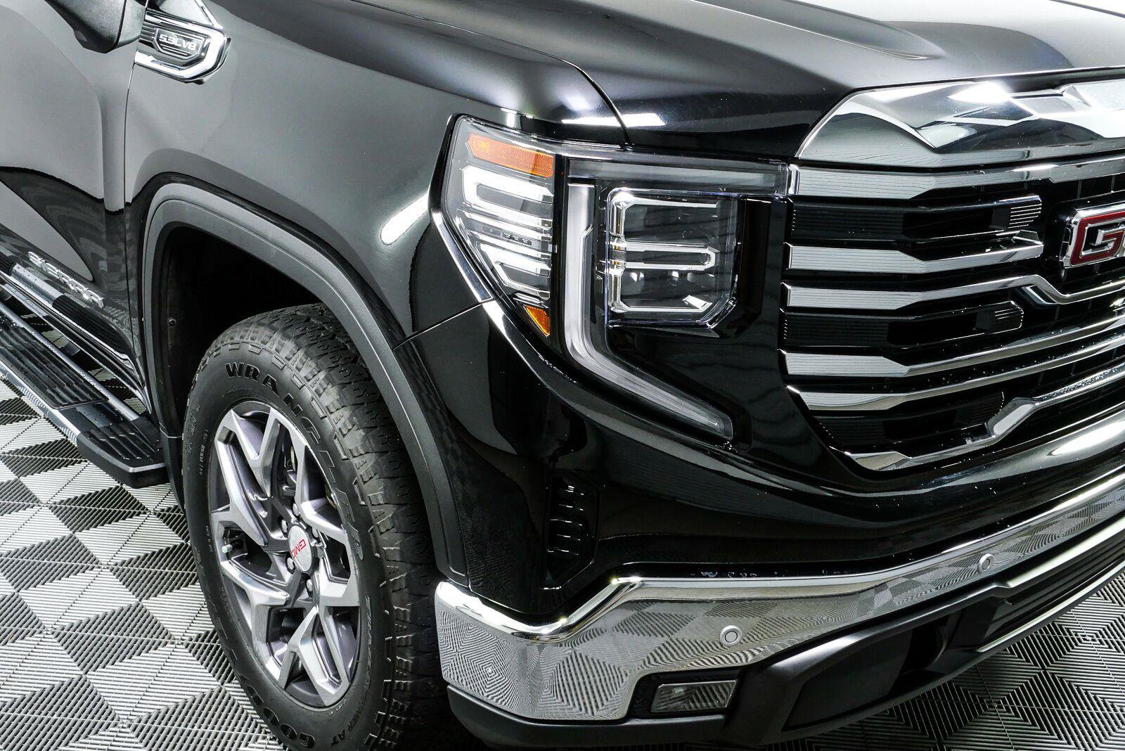 Used 2024 GMC Sierra 1500 SLT w/ SLT Premium Plus Package AWD/4WD image 35