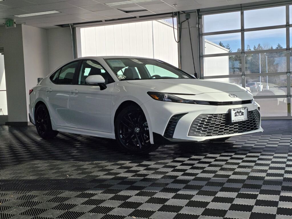 Used 2025 Toyota Camry SE image 2