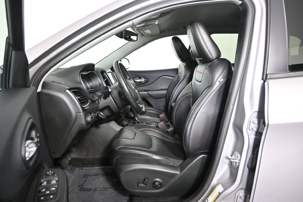Used 2019 Jeep Cherokee Trailhawk AWD/4WD image 21