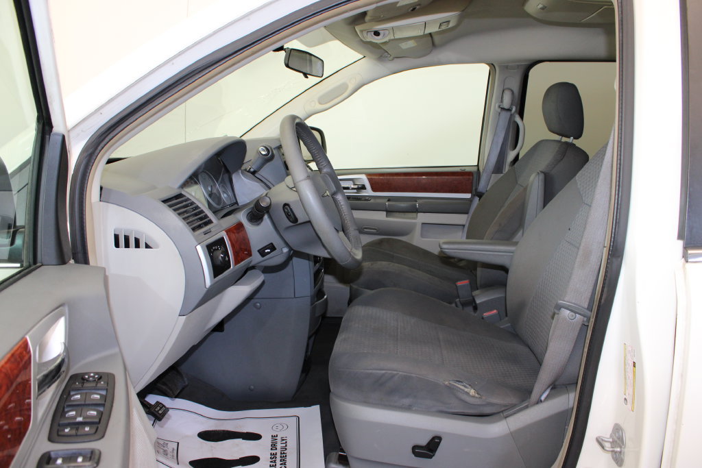 Used 2009 Chrysler Town & Country Touring FWD image 2