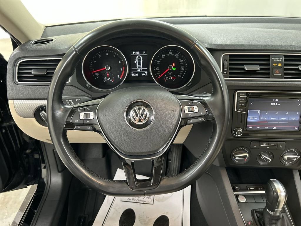Used 2017 Volkswagen Jetta SE FWD image 4