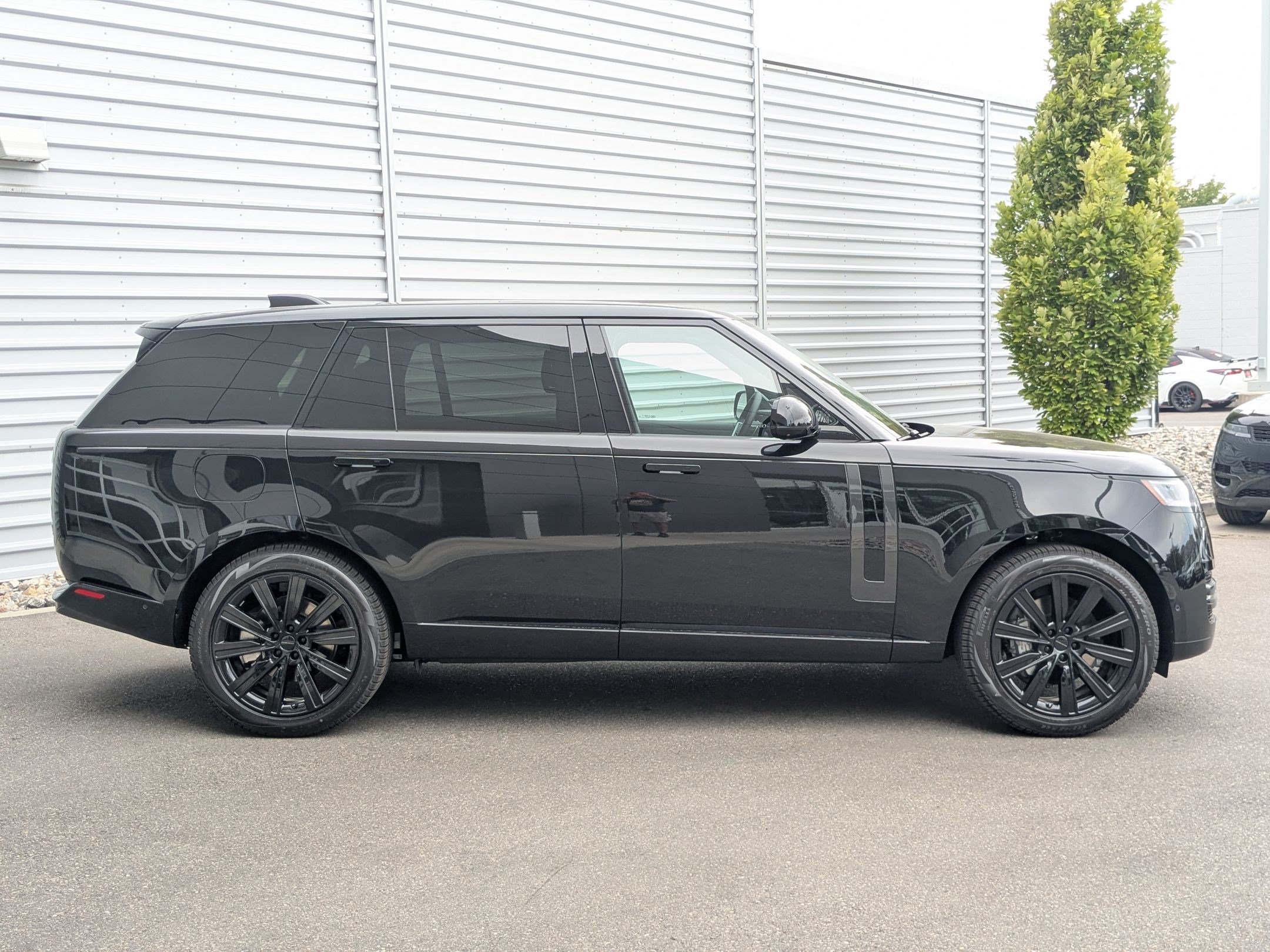 New 2026 Land Rover Range Rover Long Wheelbase SE AWD/4WD image 4